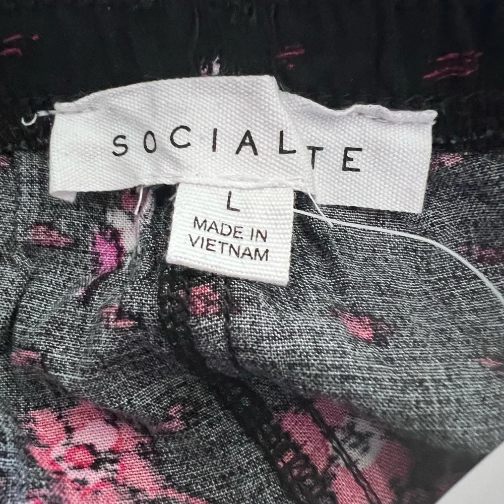 - Socialite Sz L Relaxed Floral Print Shorts! NEW!